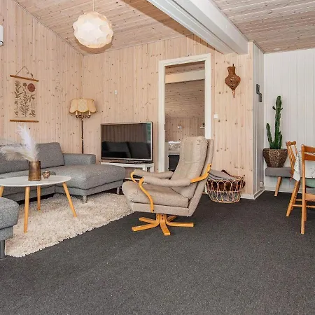 Two-bedroom In Juelsminde 7 *